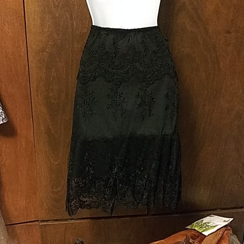 CADSADEI BLACK LACE SKIRT - 14 - Picture 4 of 8